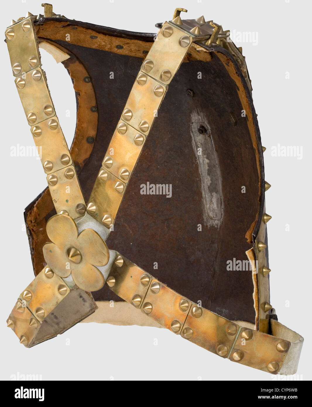 Un cuirass pour les officiers, vers 1740. Plaque en fer forgé légèrement striée noircie, bord bordé de laiton avec rivets bombés et crochets à cerclage. La peinture noire est éclabourée par endroits, l'emblème de la plaque d'allaitement est une ancienne réplique plaquée. Sangles de fixation modernes avec raccords en laiton. Poids 2,320 g,historique,historique,XVIIIe siècle,Prusse,Prusse,Allemagne,militaria,objet,militaire,objets,alambics,découpe,découpe,découpe,découpe,découpe,uniforme,uniformes,vêtement,tenue,costumes,placage,blindage,armure,armure,armure,armure,protection,droits supplémentaires-Clearences-non disponible Banque D'Images