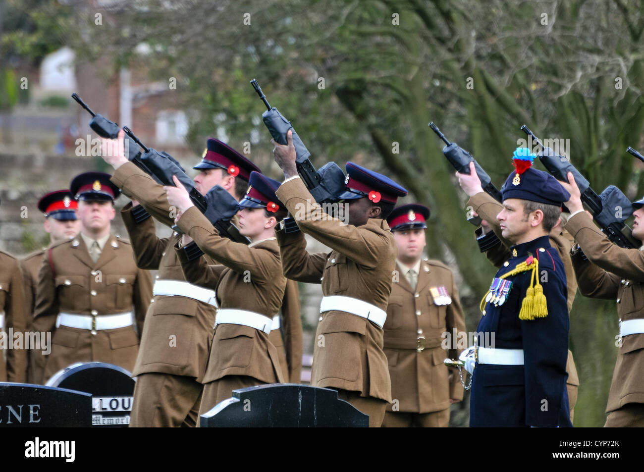 Feu des fusils des soldats dans la région de militaires durant des funérailles militaires Banque D'Images