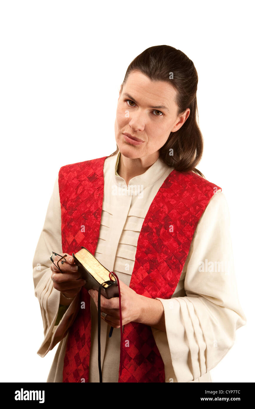 Le pasteur féminin en robe et étole rouge sur fond blanc Photo Stock - Alamy