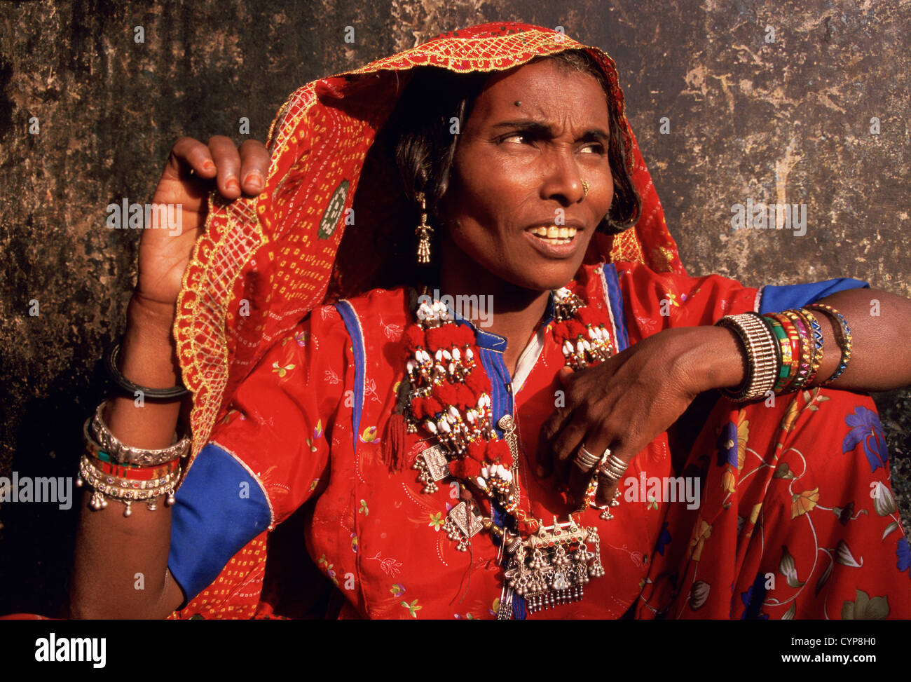 Habillé traditionnellement musulmane de sourire. Elle appartient à une communauté d'artistes : le "langa' ( Inde) Banque D'Images