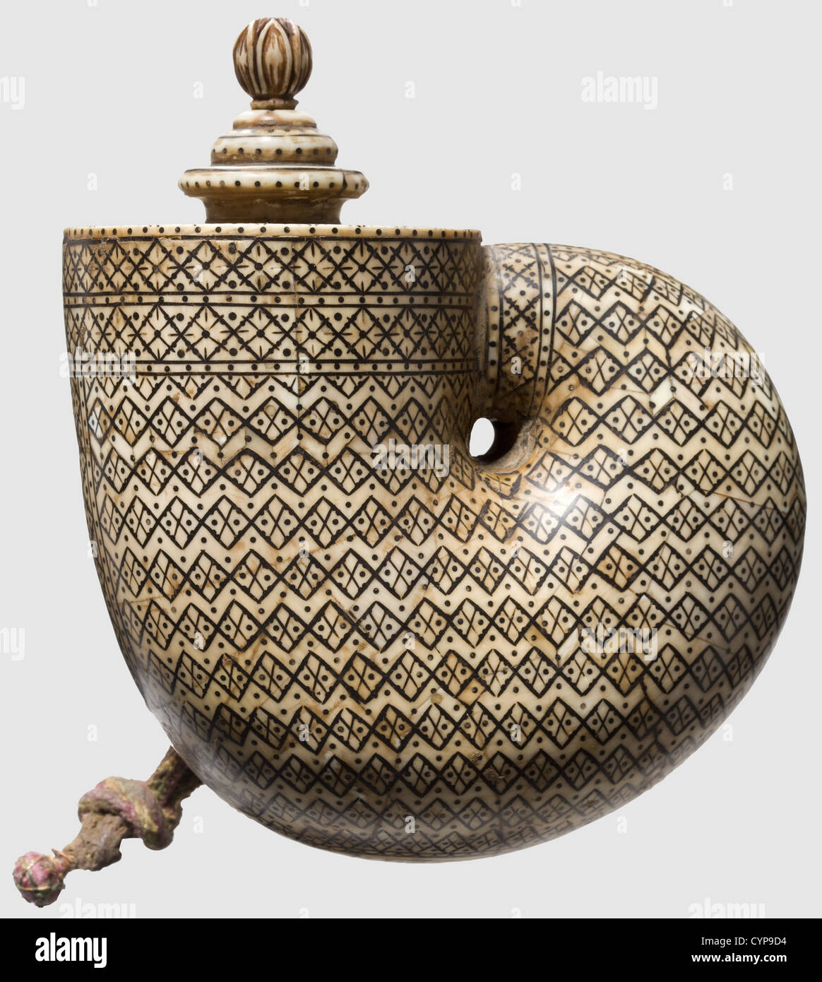 Un ballon de poudre indien à l'ivoire plaqué (barutdan), Jaipur, 19e siècle. Corps en bois en forme de coque nautilus, plaqué ivoire et entièrement recouvert de motifs géométriques incisés et laqués. Bec verseur tourné et bouchon remplacé en ivoire. En bas, une inscription de quatre lignes en hindi 'de l'arsenal du prince de Samode, Rao Raja Werisal Singh Ji'. Sur les côtés, la suspension en laiton est dotée d'un ancien cordon de transport. Largeur 13 cm. Les Rawals de Samode ont été premiers ministres aux rajahs de Jaipur,historique,historique,19ième siècle,objet,objets,droits additionnels-Clearences-non disponible Banque D'Images