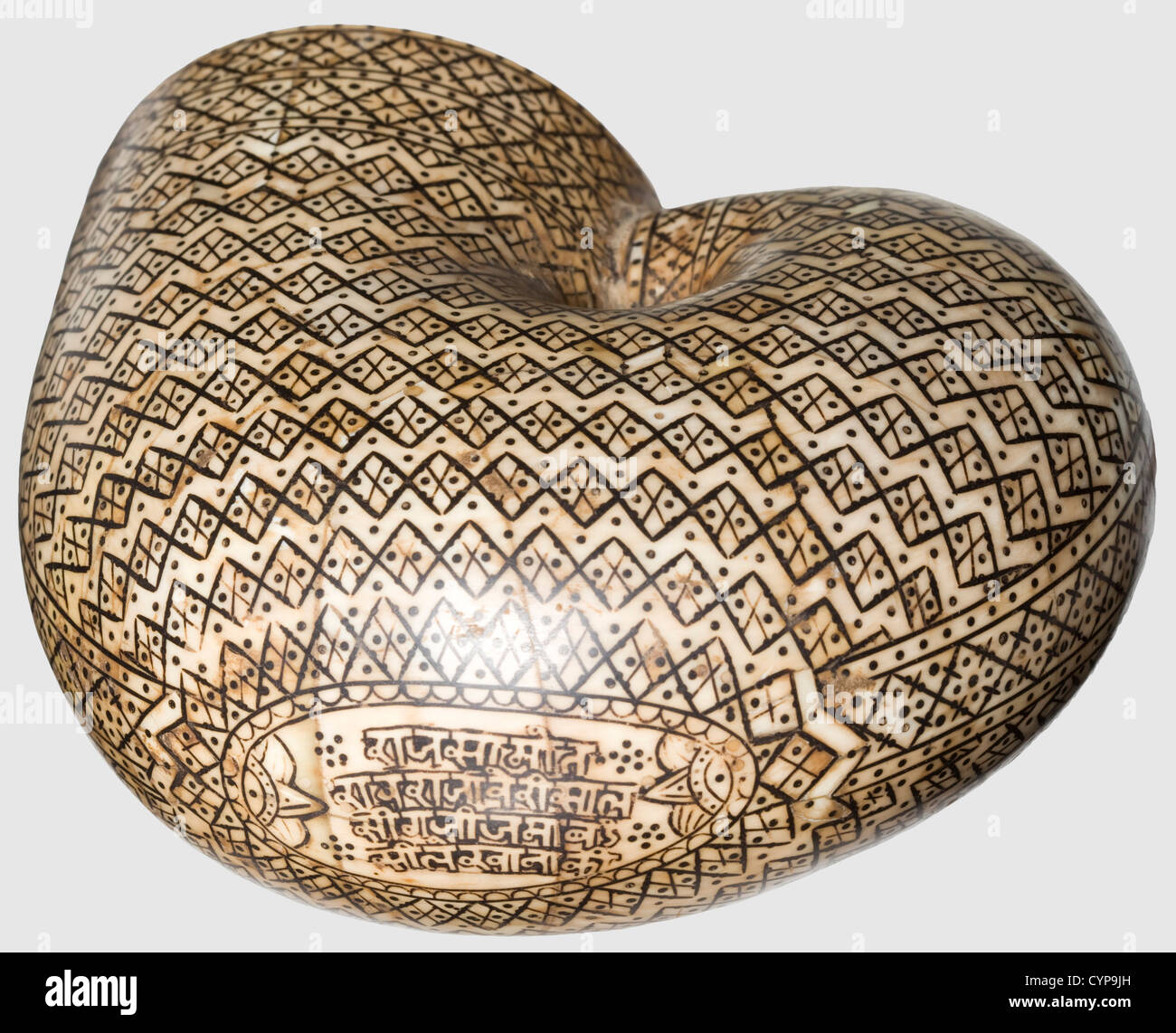 Un ballon de poudre indien à l'ivoire plaqué (barutdan), Jaipur, 19e siècle. Corps en bois en forme de coque nautilus, plaqué ivoire et entièrement recouvert de motifs géométriques incisés et laqués. Bec verseur tourné et bouchon remplacé en ivoire. En bas, une inscription de quatre lignes en hindi 'de l'arsenal du prince de Samode, Rao Raja Werisal Singh Ji'. Sur les côtés, la suspension en laiton est dotée d'un ancien cordon de transport. Largeur 13 cm. Les Rawals de Samode ont été premiers ministres aux rajahs de Jaipur,historique,historique,19ième siècle,objet,objets,droits additionnels-Clearences-non disponible Banque D'Images