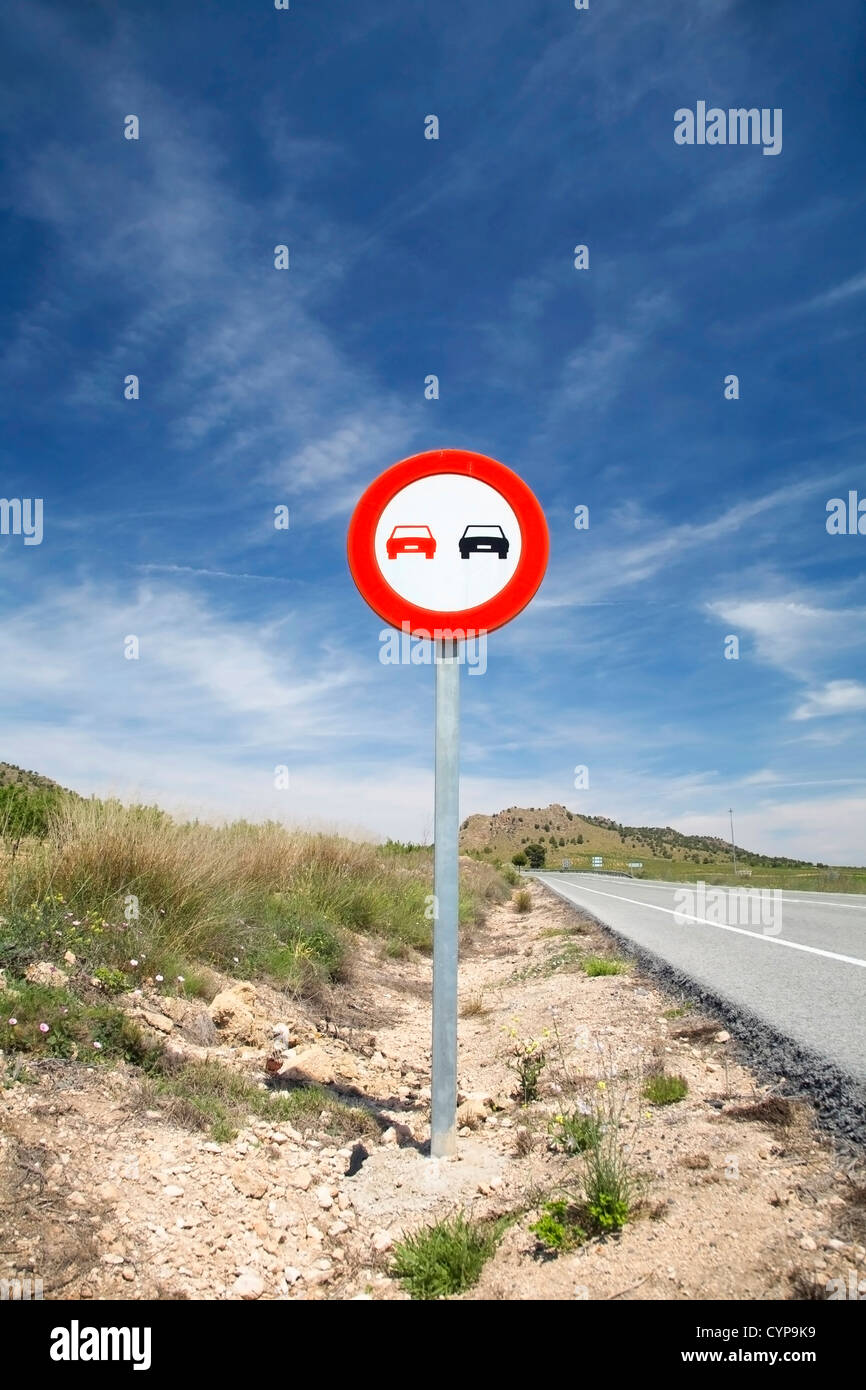 Pas de dépasser signe sur une autoroute espagnole Banque D'Images