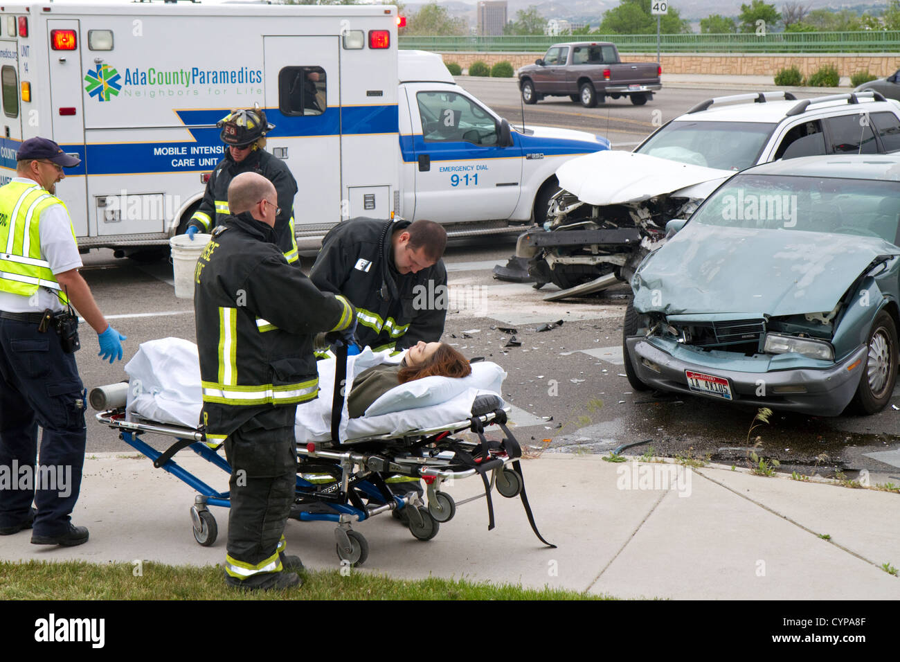 Les ambulanciers et les pompiers répondent à une automobile accident corporel à Boise, Idaho, USA. Banque D'Images