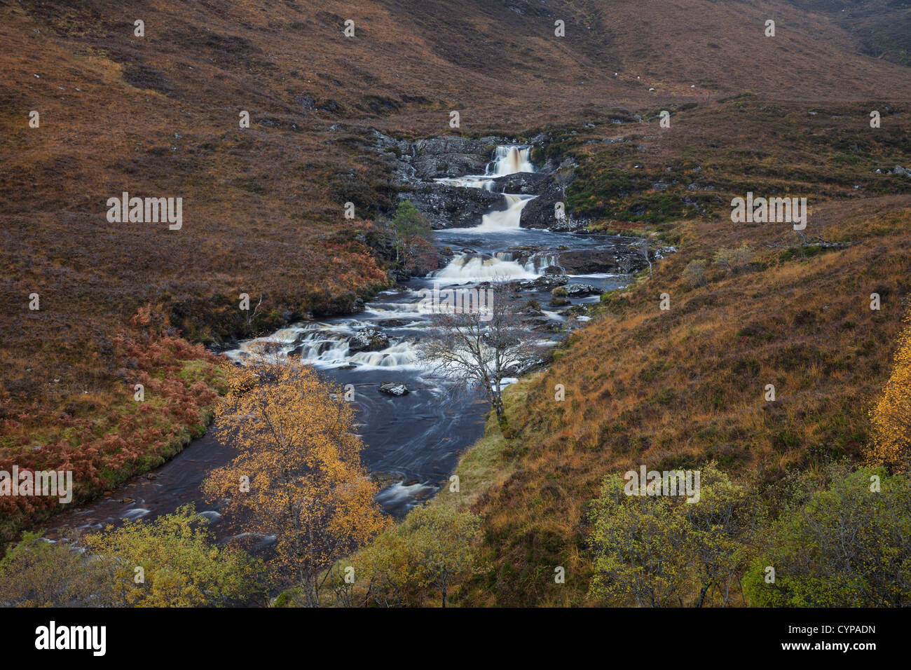 La rivière Dundonnell en aval de Fain Bridge en automne, du nord ouest de l'Écosse Royaume-uni Dundonnell Banque D'Images