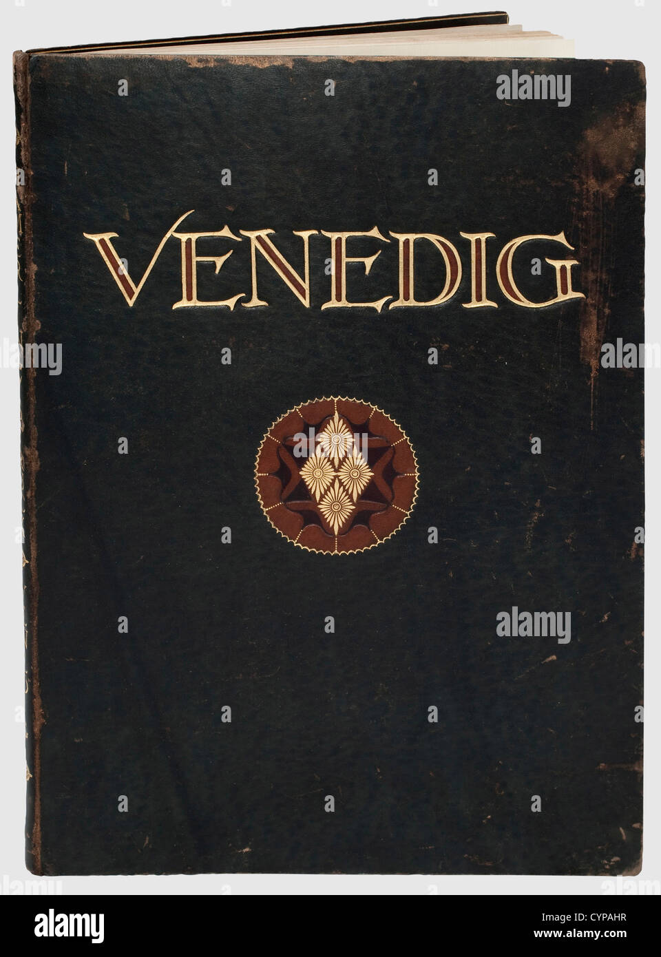 Hermann Göring - une édition de luxe 'Venise' avec des poèmes de Robert Hamerling et des gravures de Hermann frappé, un cadeau à Carin Göring 1924.Livre n° '199' de l'édition spéciale limitée à 300 copies faites de papier fait à la main, la vue du Palais des Doges avec Campanile sur la page de titre, signé à la main dans le crayon 'Hermann Frappé ».la couverture en cuir vert foncé estampée en or et marron signé « Hübel & Denck,Leipzig ».dans une mallette en carton.sur le dédicace à encre manuscrite flyleaf « Ma femme chérie, en souvenir de notre voyage à Venise en mai 1924.Yours Forever,H,droits supplémentaires-Clearences-non disponible Banque D'Images