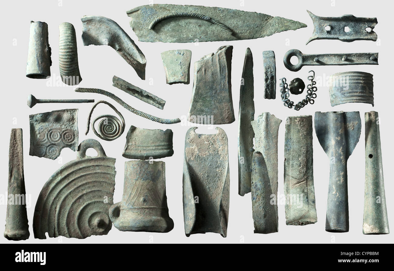 Une découverte de cerard de l'âge de bronze, région du Danube central,1300 - 1100 C.-B. composé de 142 parties(poids: Env. 5 kg). 35 fragments de lesses,poignards et scies,35 fragments de faucilles,17 fragments d'axes,3 fragments de lances,7 fragments de couteaux,12 morceaux de bracelets et de bagues,19 anneaux de cou de fil et parties de bagues,2 aiguilles,6 parties de pendules et de plaques (partiellement décorées),1 fil de péroné et 15 tuli,boutons et fragments de gaines. Excellent état du métal avec surface vert-bleu, en condition de recherche non nettoyée. Collection Axel Guttmann(no inve,Additional-Rights-Clearences-not available Banque D'Images