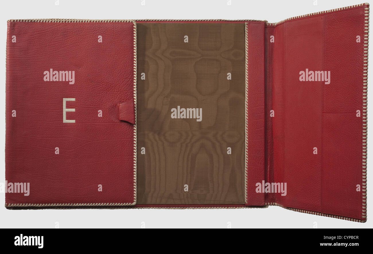 Emmy Göring - une boîte d'écriture en cuir, cuir rouge marocain avec bordure en cuir tressé blanc.deux grandes boucles de poignée au milieu avec un monogramme blanc 'E G' à droite et à gauche.la surface d'écriture intérieure couverte de soie moiré.compartiments de rangement sur les côtés pour écrire du papier,cartes de visite,papier-notes etc.non signé,mais il vient probablement De l'atelier de Frieda Thiersch à Munich.Closed dimensions 48 x 68 cm.beau et de bon goût de l'affaire personnelle de l'actrice nationale et épouse de Hermann Göring,historique,historique,1930,,droits additionnels-Clearences-non disponible Banque D'Images