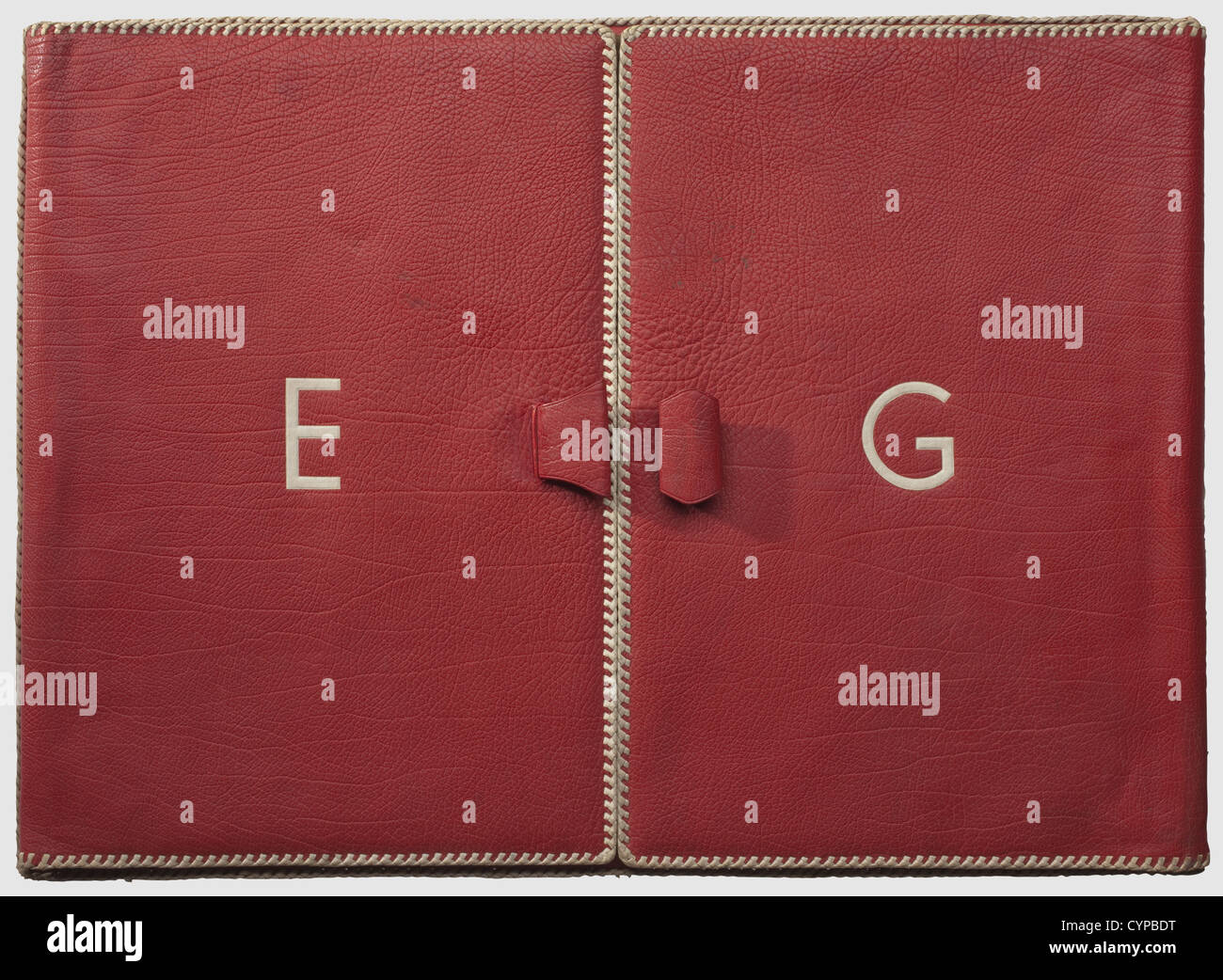 Emmy Göring - une boîte d'écriture en cuir, cuir rouge marocain avec bordure en cuir tressé blanc.deux grandes boucles de poignée au milieu avec un monogramme blanc 'E G' à droite et à gauche.la surface d'écriture intérieure couverte de soie moiré.compartiments de rangement sur les côtés pour écrire du papier,cartes de visite,papier-notes etc.non signé,mais il vient probablement De l'atelier de Frieda Thiersch à Munich.Closed dimensions 48 x 68 cm.beau et de bon goût de l'affaire personnelle de l'actrice nationale et épouse de Hermann Göring,historique,historique,1930,,droits additionnels-Clearences-non disponible Banque D'Images