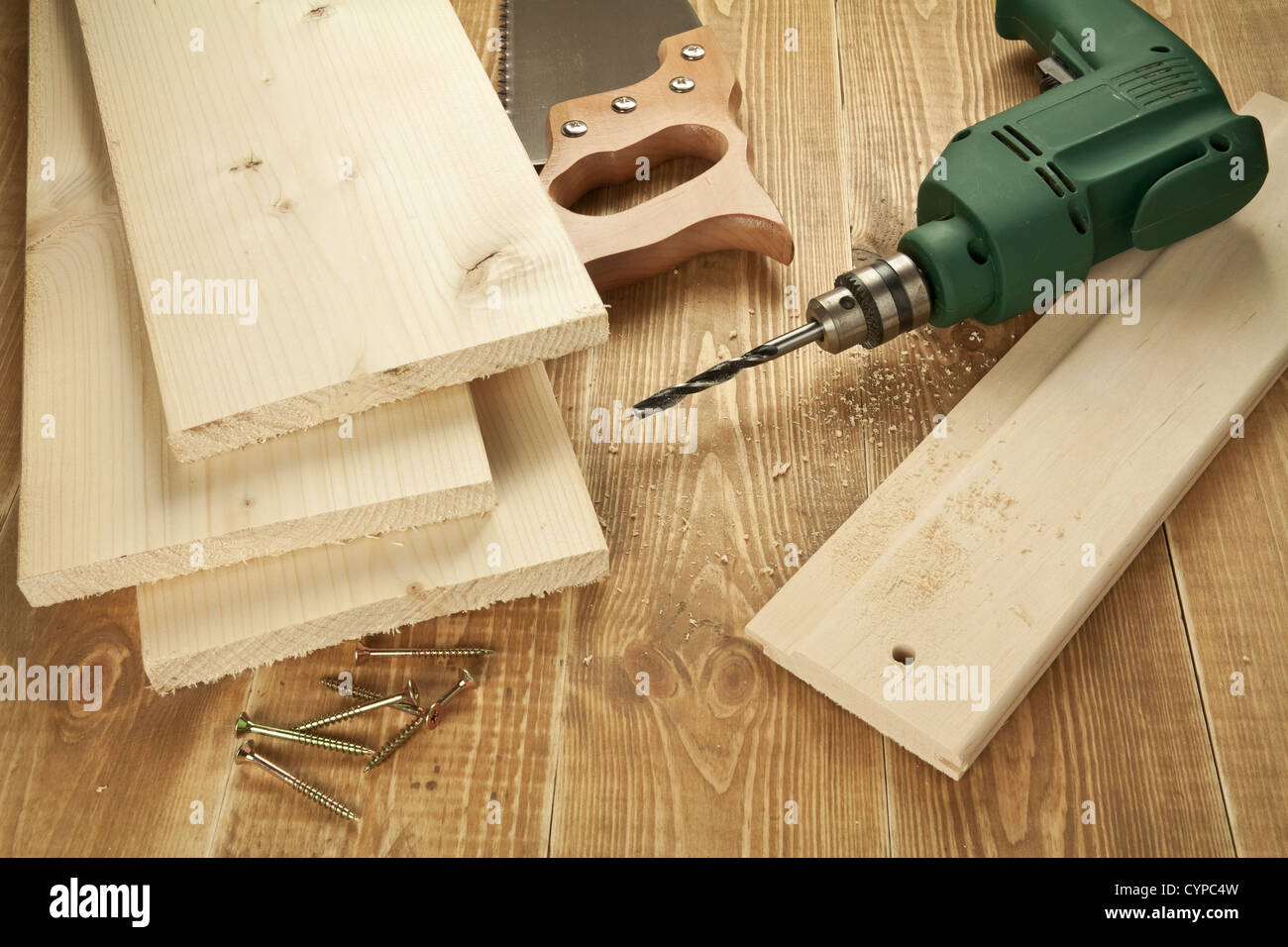 Outils de travail du bois et des planches. Scie à main, y compris percer,vis. Banque D'Images