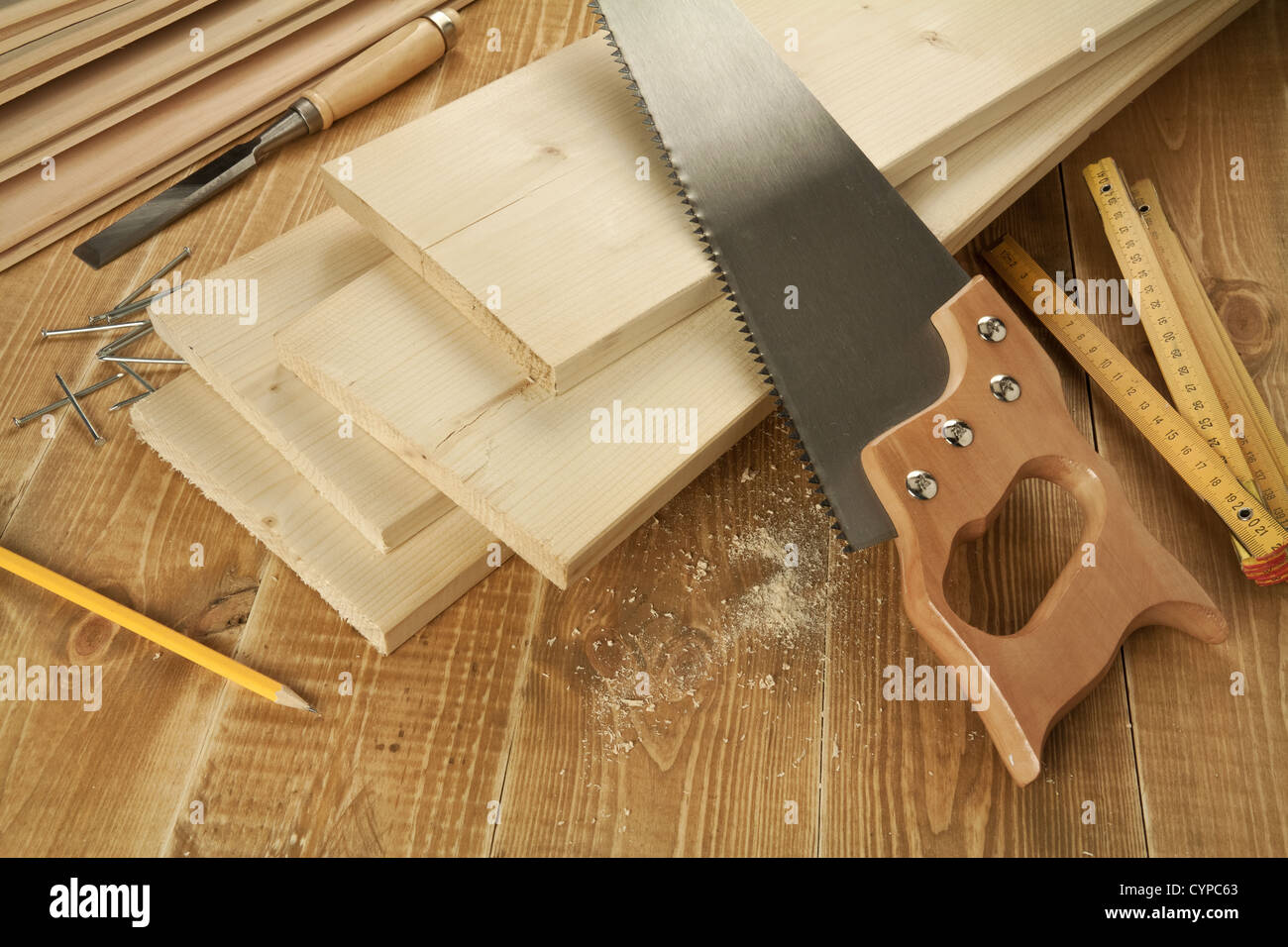 Outils de travail du bois et des planches. Scie à main, y compris des clous, d'un burin. Banque D'Images