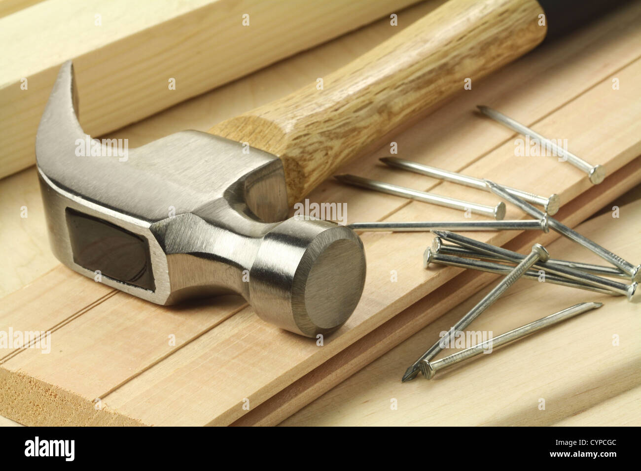 Planches en bois, un marteau et des clous. Banque D'Images