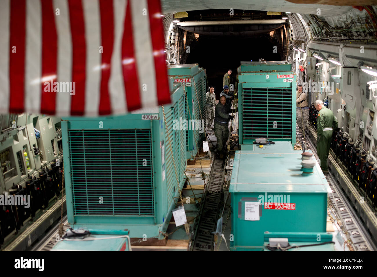 Les aviateurs de Travis AFB et March ARB collaborent pour charger des générateurs et des réservoirs de carburant pour le transport, fournissant de l’aide aux victimes de l’ouragan Sandy dans le cadre des efforts de soutien de la FEMA. Banque D'Images