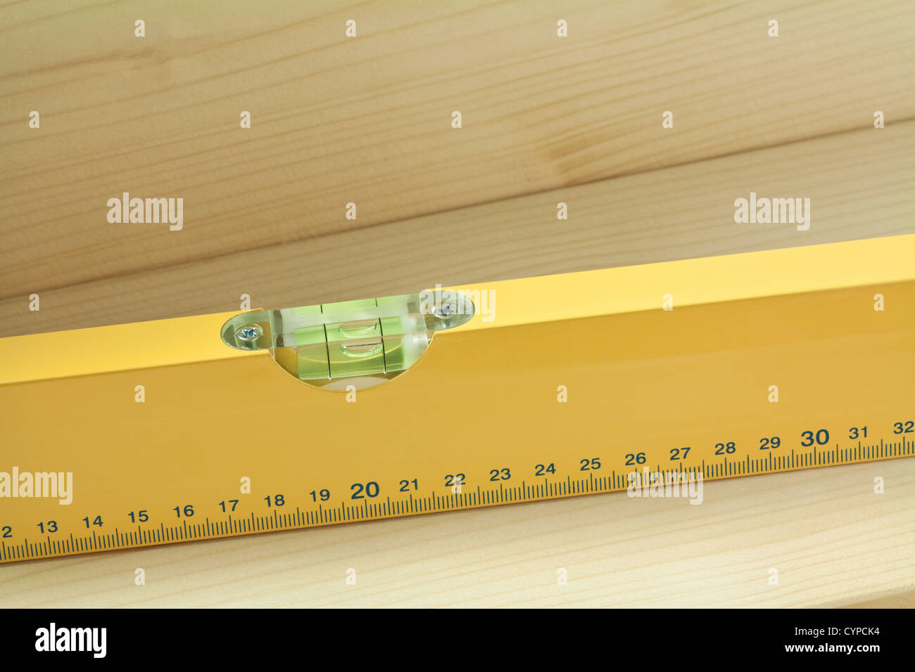 Outil de niveau jaune sur la planche en bois. Banque D'Images