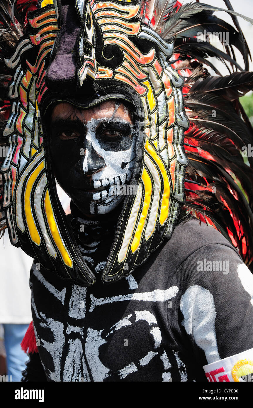 Portrait d'Michacoa danseur aztèque en couvre-chef en plumes et visage peint comme Senor de muerte ou Mr mort dans le Banque D'Images