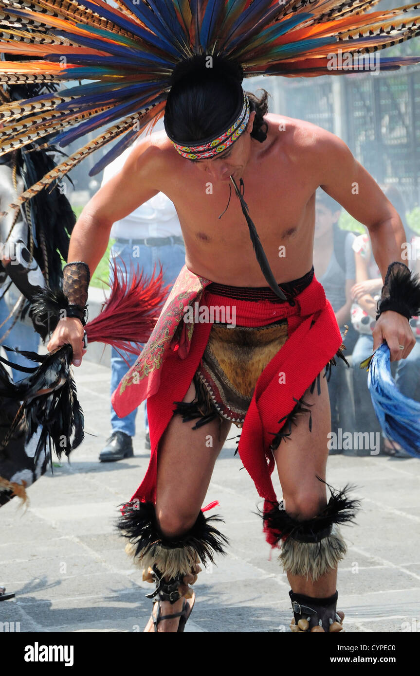 Michacoa danseur aztèque portant des plumes de couleur vive-chef d'effectuer dans l'Amérique latine hispanique couleur Zocalo Banque D'Images