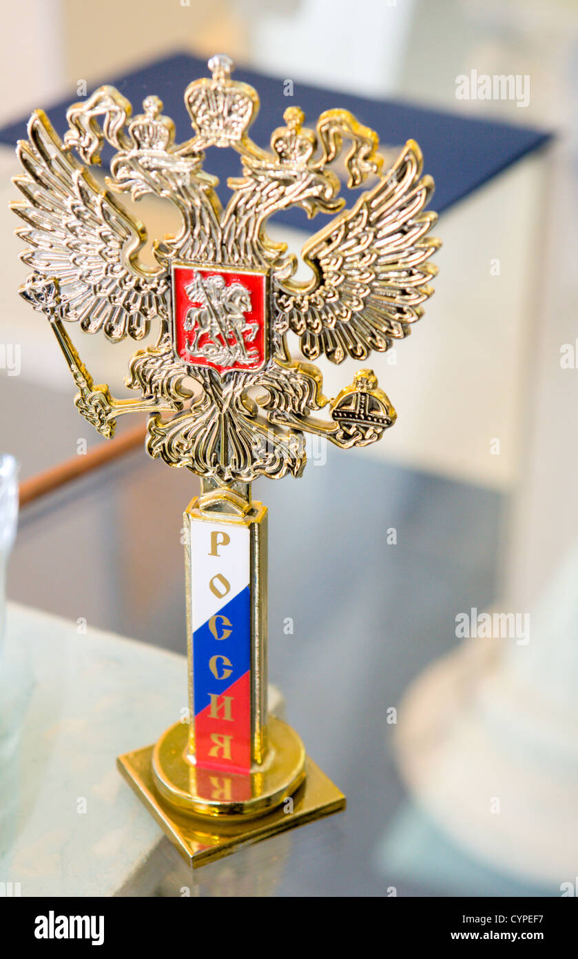 Emblème national de la Russie sur la table Banque D'Images