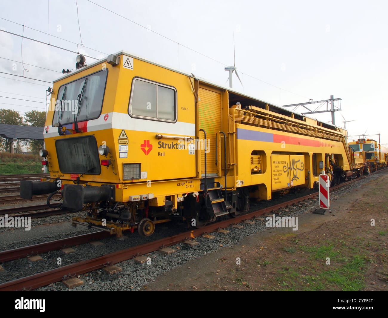 Strukton Rail 08-475-4S est un véhicule ferroviaire utilisé pour l'entretien et la réparation des voies ferrées. Il est spécialement conçu pour gérer les tâches spécialisées de réparation des voies ferrées, assurant le bon fonctionnement et la sécurité du réseau ferroviaire. Banque D'Images