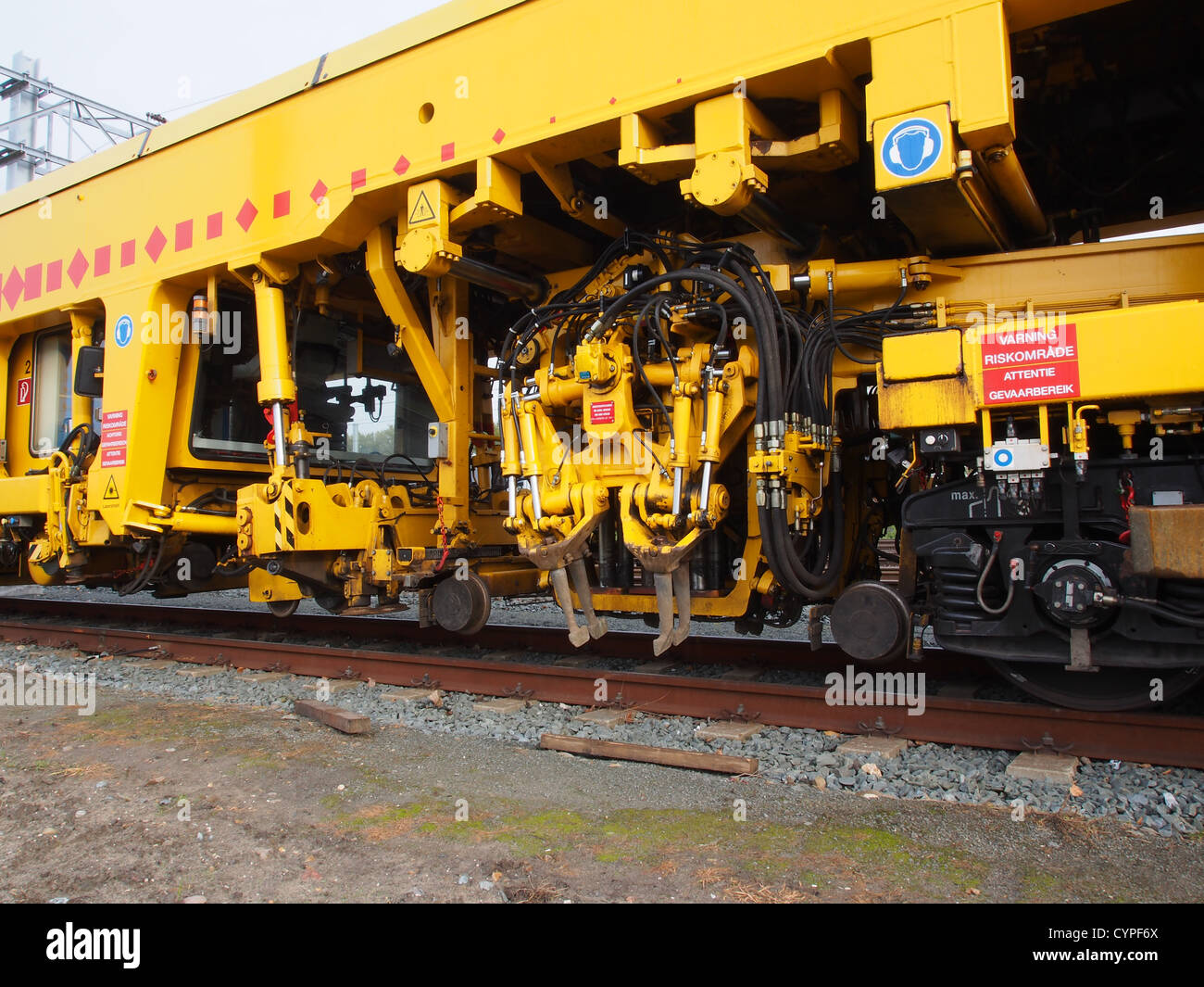 Le Strukton Rail 08-475-4S est un système de voies de réparation de trains spécialisé conçu pour l'entretien et la réparation de l'infrastructure ferroviaire. Il est utilisé pour assurer le bon fonctionnement des trains et des voies sur les différents réseaux ferroviaires. Banque D'Images