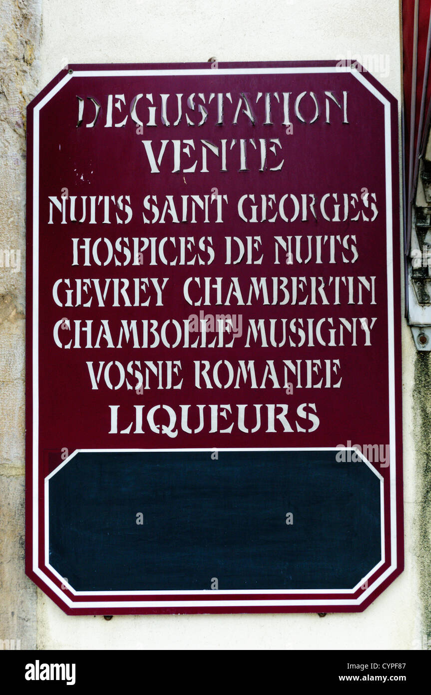 Un signe pour la vente des vins de la publicité dans la petite ville française de Nuits-Saint-Georges. Banque D'Images