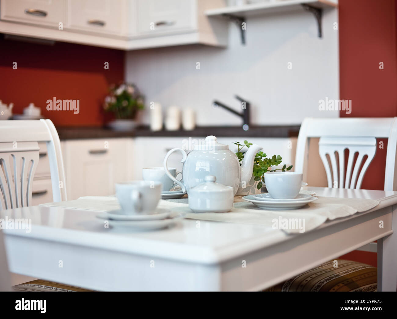 Intérieur de cuisine avec des plats sur la table (bel effet de profondeur de champ) Banque D'Images