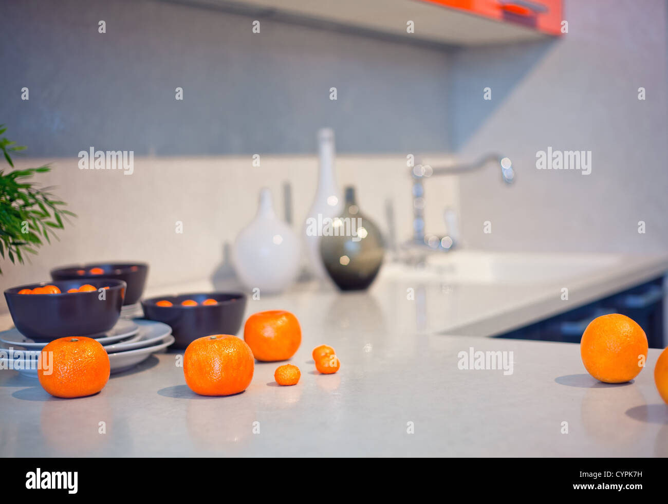 Intérieur de cuisine avec des fruits et des plats sur comptoir (bel effet de profondeur de champ) Banque D'Images