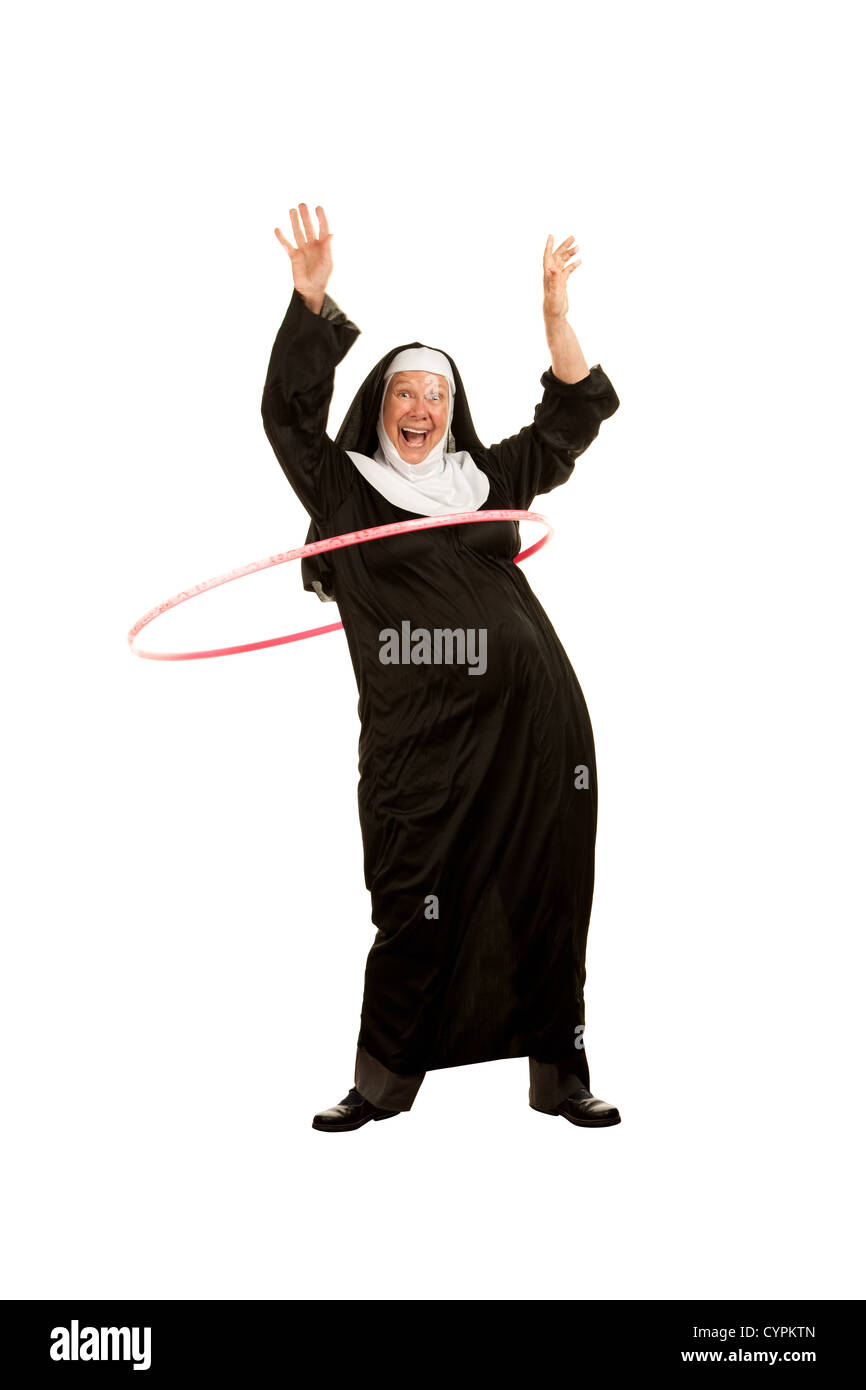 Funny Nun Playing with Toy Plastic Hoop sur fond blanc Banque D'Images
