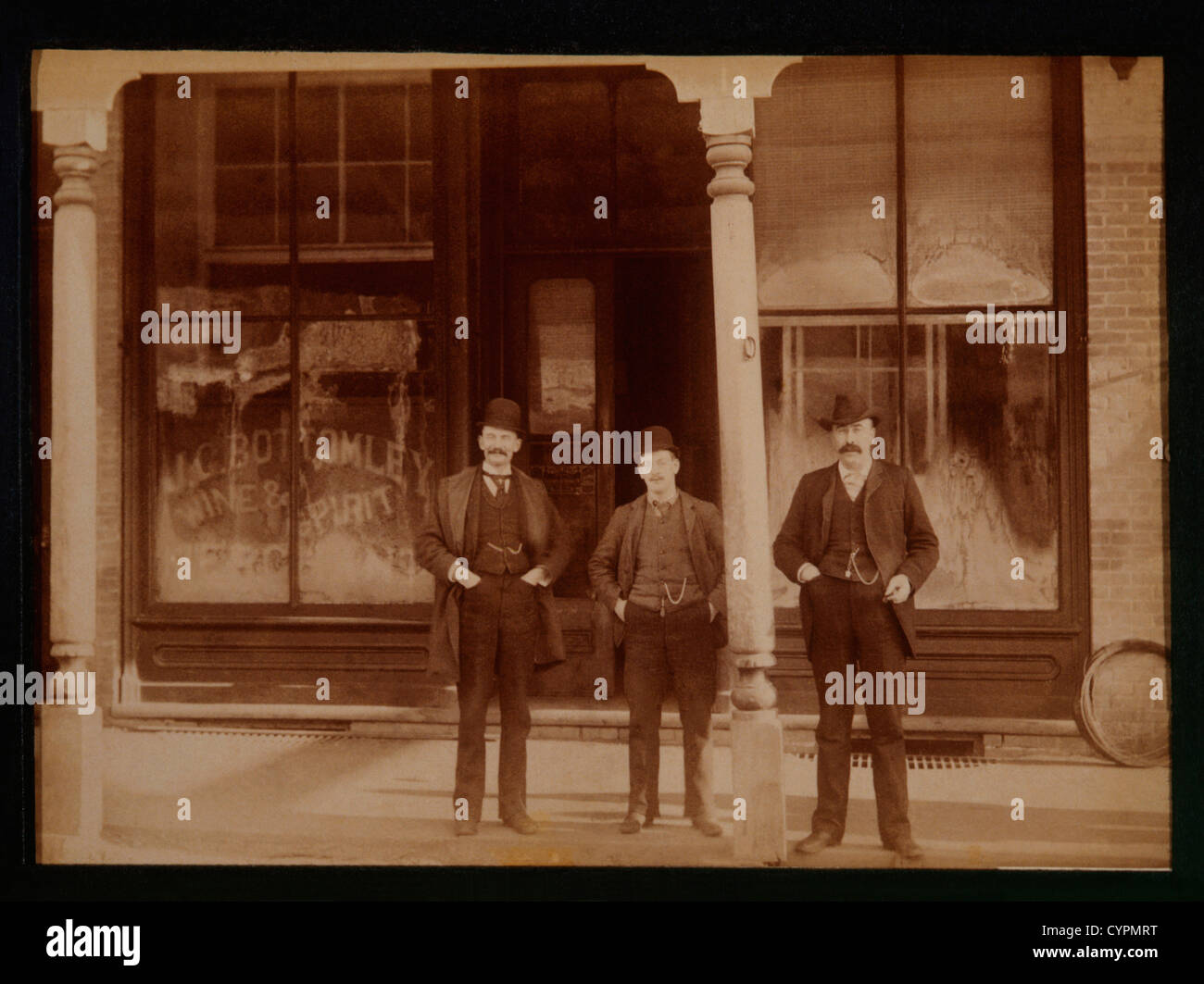 Trois hommes debout en face de Liquor Store, Aylmer, Ontario, Canada, 1900 Banque D'Images