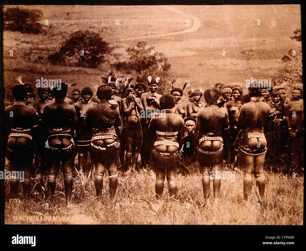 Groupe de guerriers zoulous et les femmes, Afrique du Sud, vers 1890 Banque D'Images