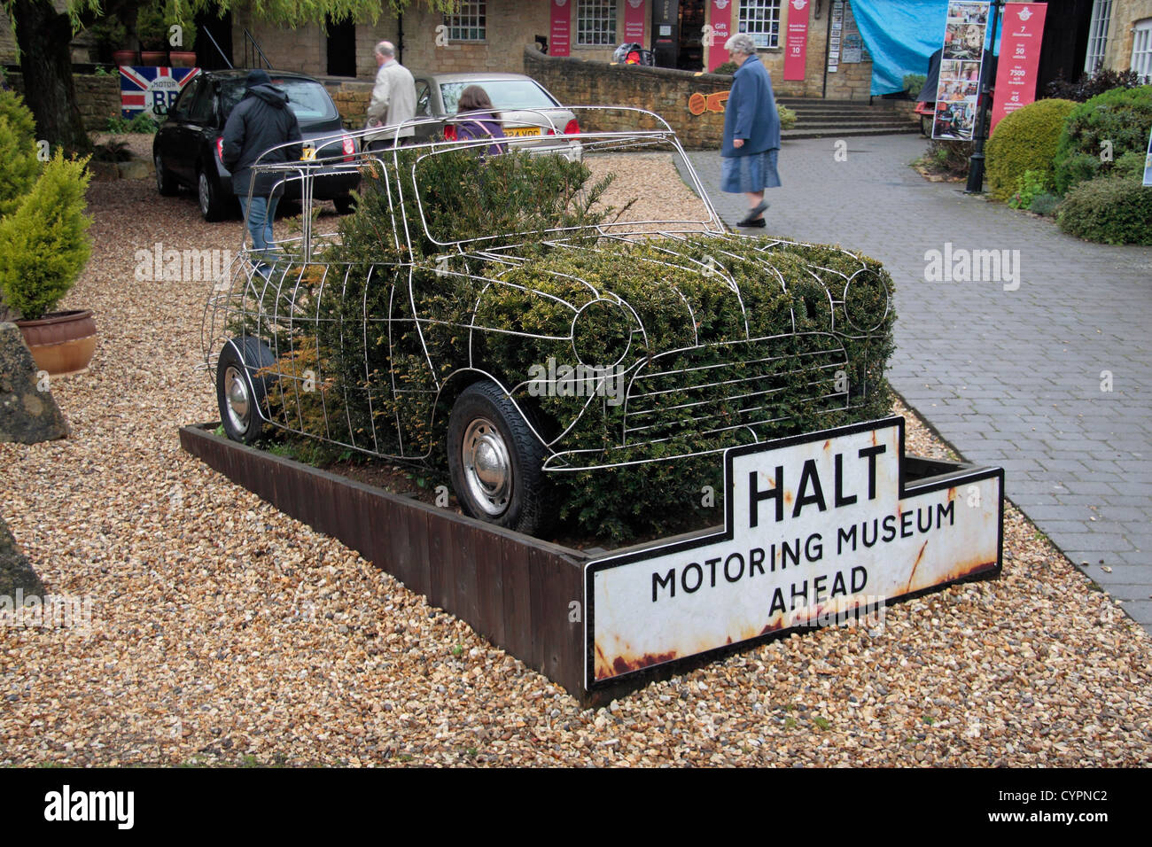 Un arrangement en forme de voiture mini bush dans le Musée des véhicules à moteur de Cotswold & Toy Collection, Bourton On The Water, Gloucestershire, Royaume-Uni. Banque D'Images