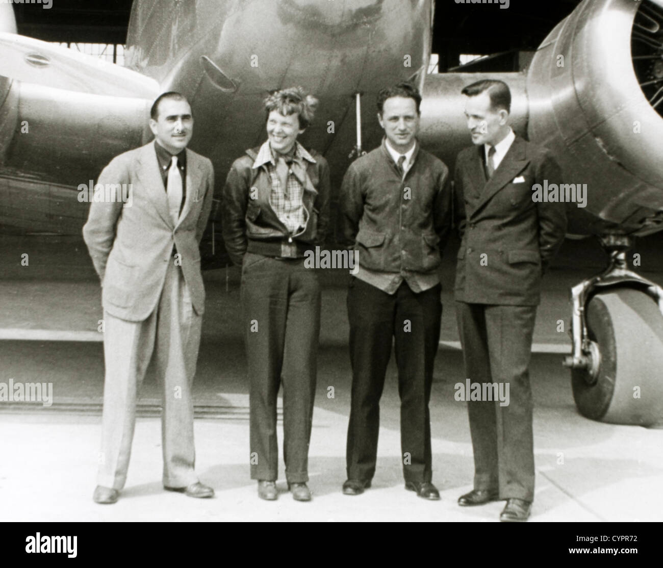 Amelia Earhart debout avec Paul Maas, Harry Manning & Fred Noonan en face de l'avion, l'aéroport d'Honolulu, le 20 mars 1937 Banque D'Images