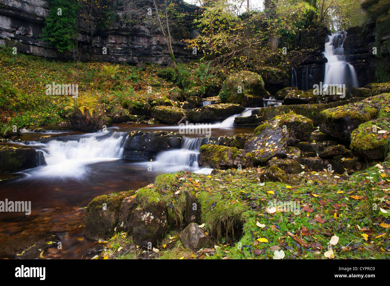 Cascades le long de la maison Scarr B6270 dans Swaledale entre Thwaite et Muker. Banque D'Images