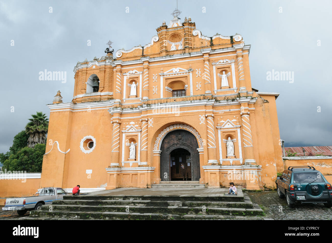 L'Iglesia de couleur sienne brûlée en San Pedro las Huertas, à environ 15 minutes d'Antigua, Guatemala. Banque D'Images