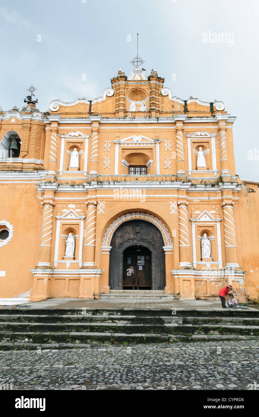 Iglesia San Pedro Las Huertas Colonial architecture Guatemala // SAN PEDRO LAS HUERTAS, Guatemala — la couleur sienne brûlée Iglesia en San Pedro las Huertas, situé à environ 15 minutes d'Antigua. Cette église historique est connue pour ses couleurs saisissantes et son architecture coloniale, ce qui en fait un monument remarquable dans la région. Banque D'Images
