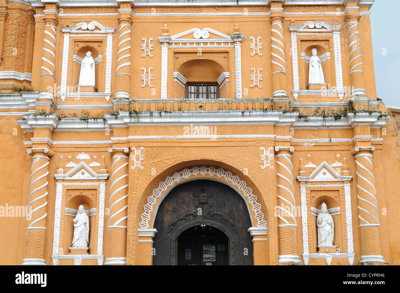 L'Iglesia de couleur sienne brûlée en San Pedro las Huertas, à environ 15 minutes d'Antigua, Guatemala. Banque D'Images