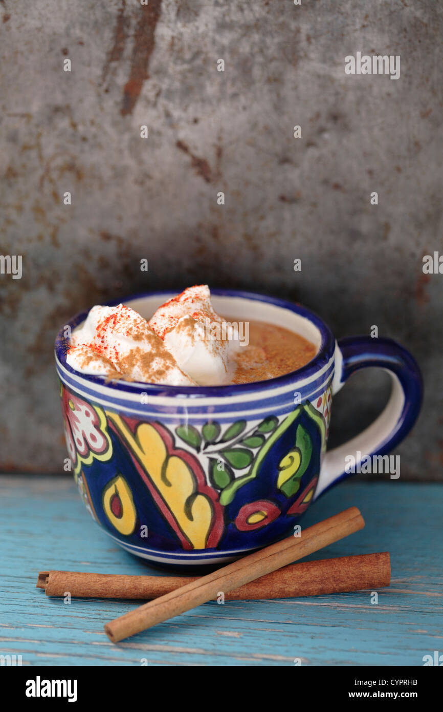 Chocolat chaud mexicain avec des bâtons de cannelle Banque D'Images