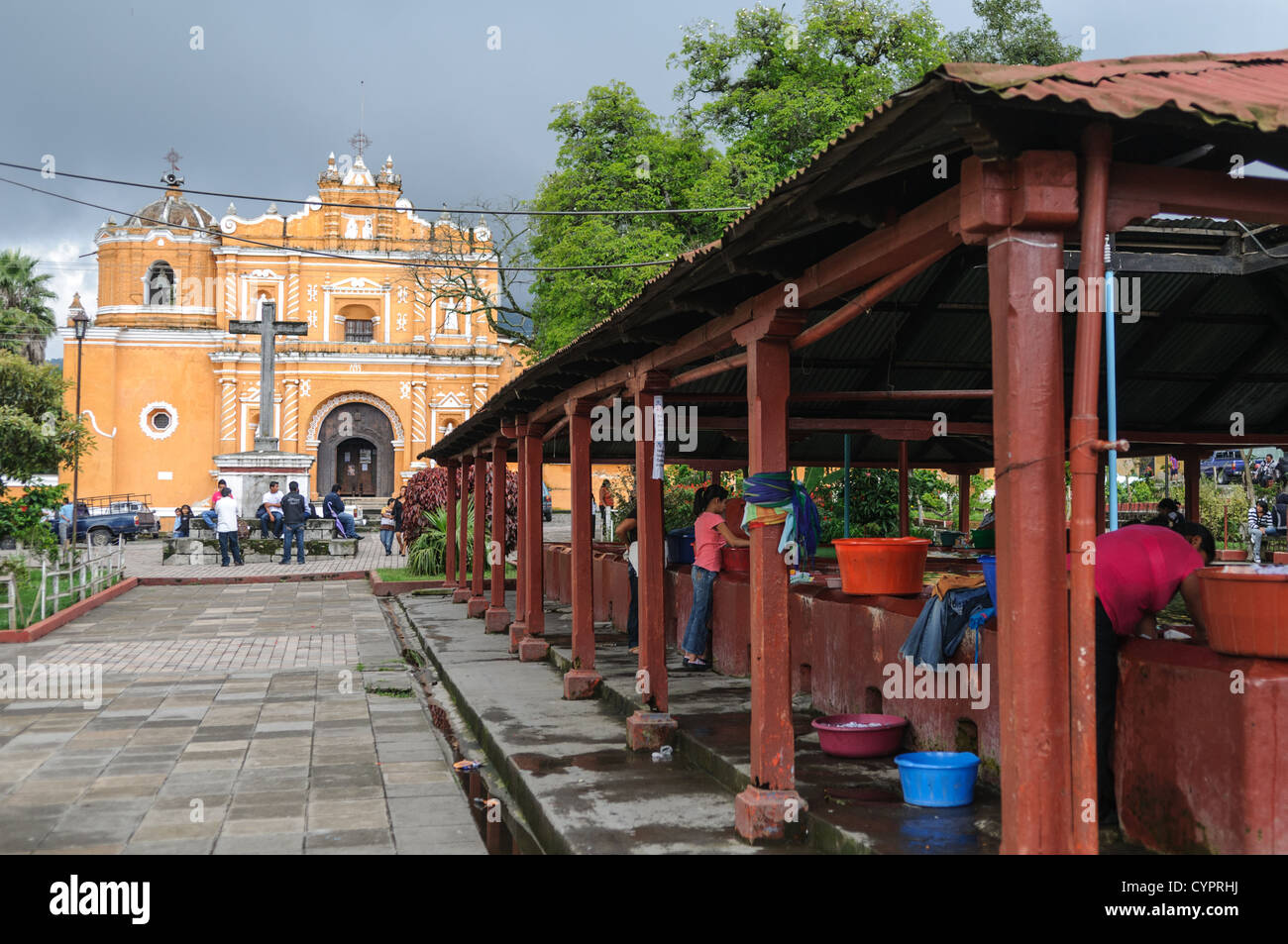 L'Iglesia de couleur sienne brûlée en San Pedro las Huertas, à environ 15 minutes d'Antigua, Guatemala. À droite sont communial aires de lavage. Banque D'Images