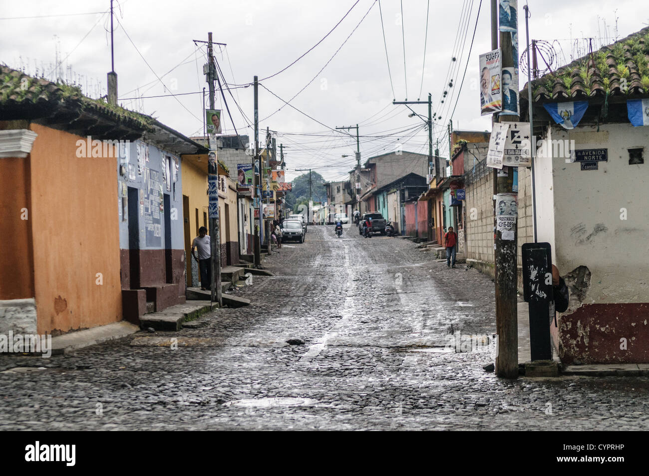 Une rue résidentielle de Iglesia San Pedro las Huertas près de Antigua, Guatemala. Banque D'Images