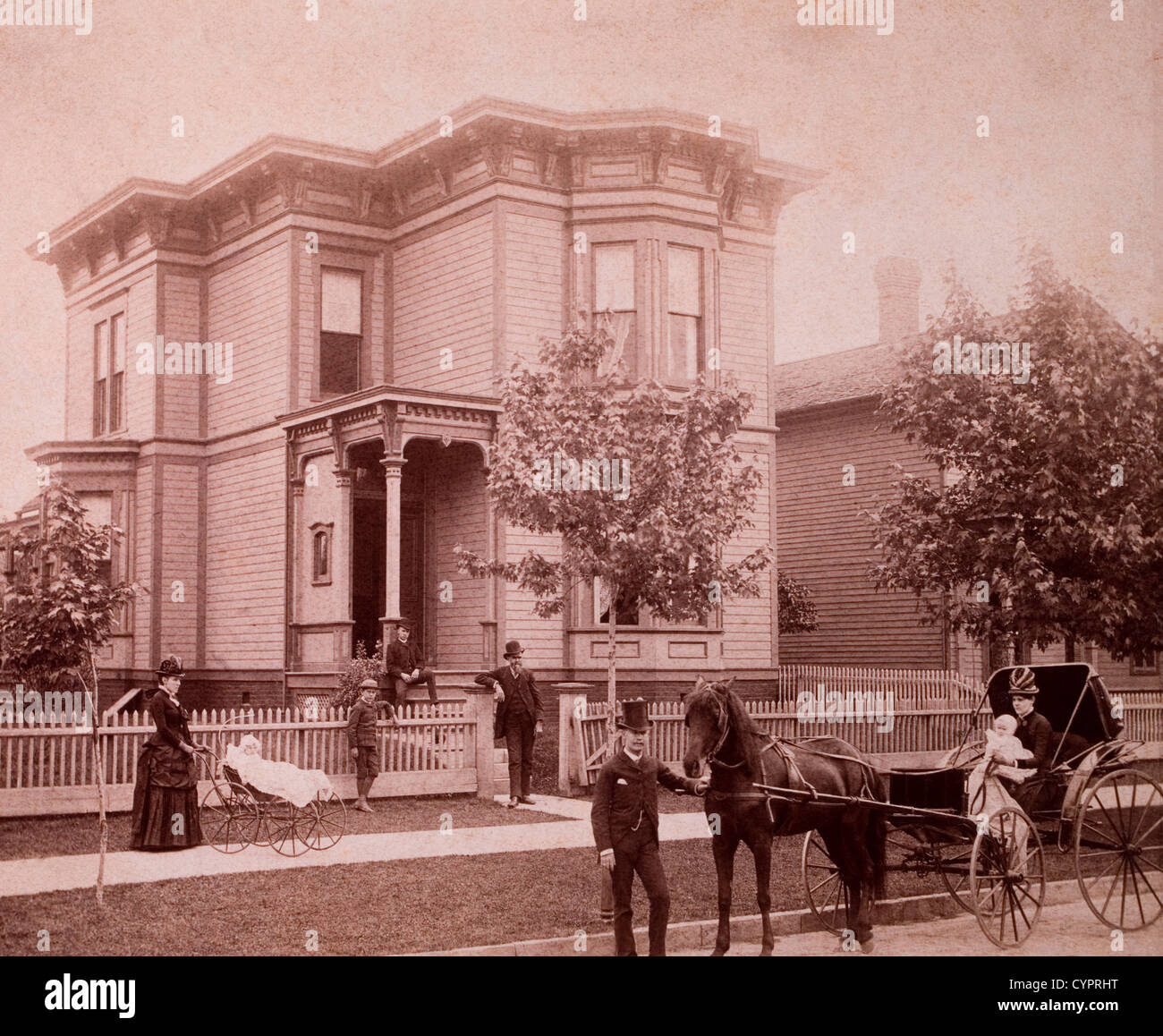 Voiture à cheval en face de Stately Home, France, vers 1900 Banque D'Images
