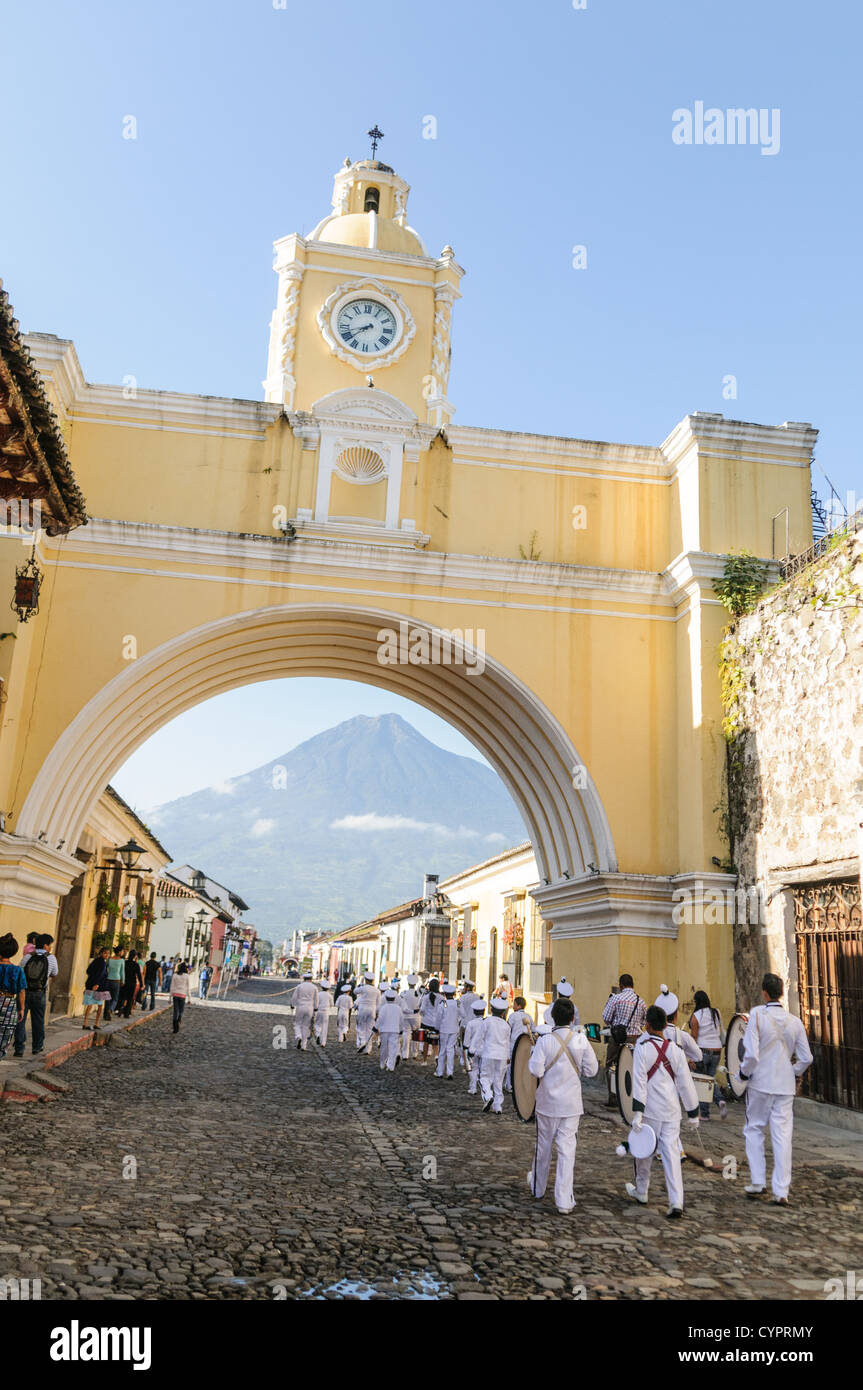 Arco de Santa Catalina Marching Band Antigua Guatemala // Un Marking Band passe sous l'arhe au Santa Catalina à Antigua, Guatemala. Banque D'Images