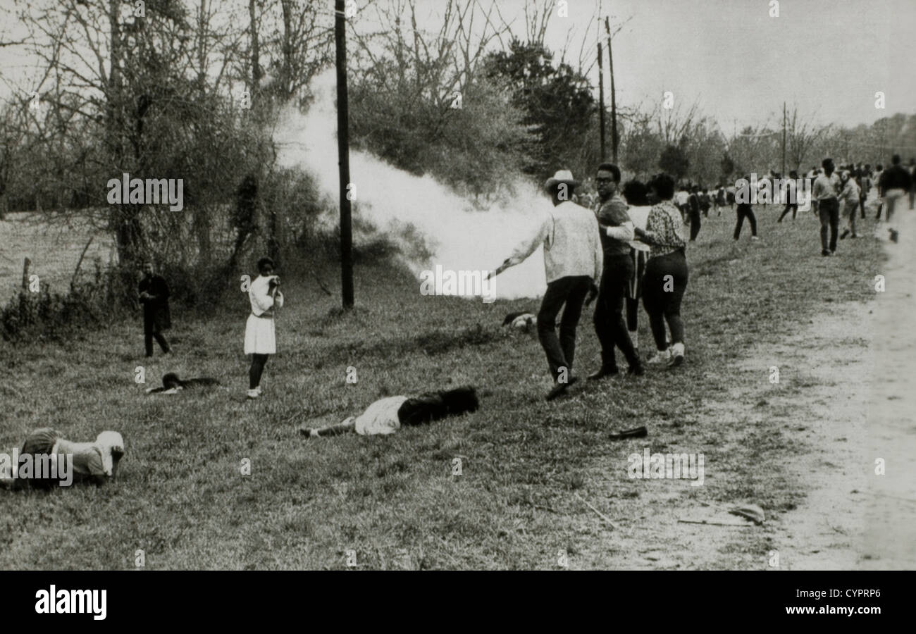 Droits civils après que la police disperse les manifestants jeter la bombe de fumée, Camden, New Jersey, USA, 31 mars 1965 Banque D'Images