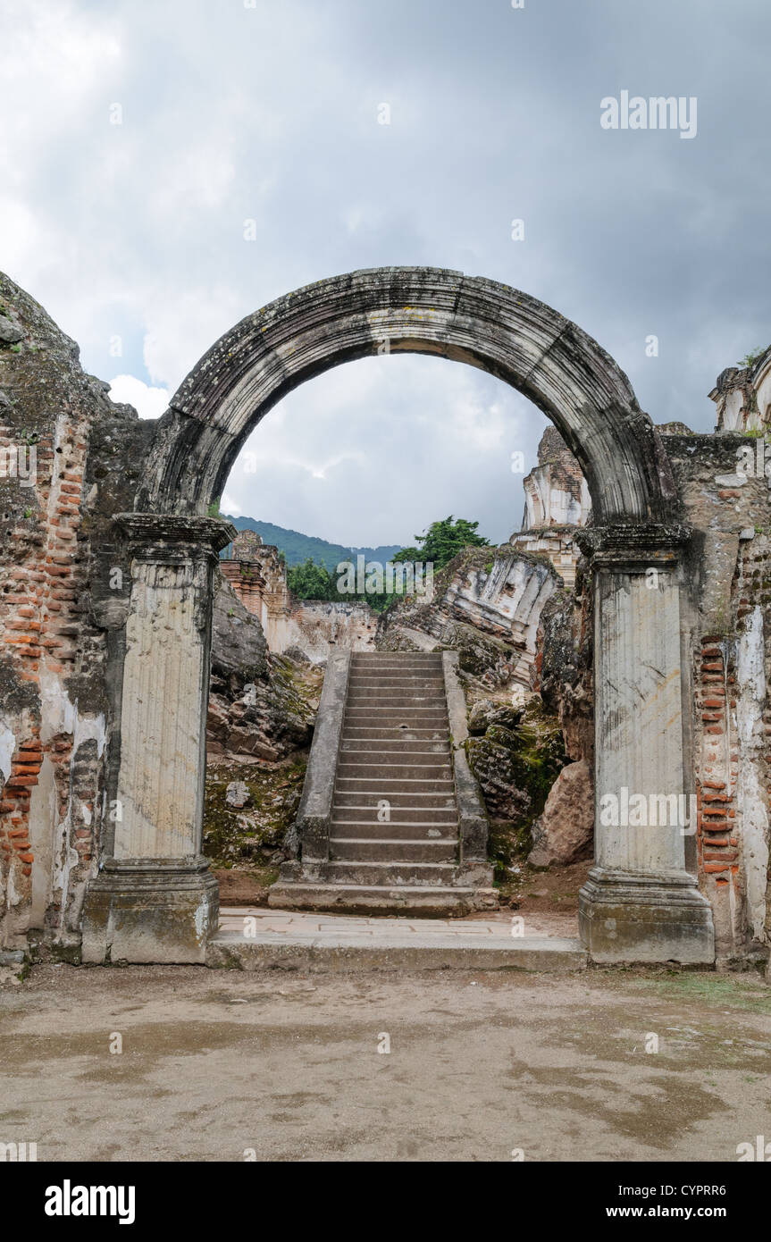 Arche Iglesia y Convento de la Recolección Antigua Guatemala // ANTIGUA GUATEMALA, Guatemala — Arche sur les ruines de l'Iglesia y Convento de la Recolección à Antigua, Guatemala. L'église a été détruite par le tremblement de terre de 1773. Banque D'Images