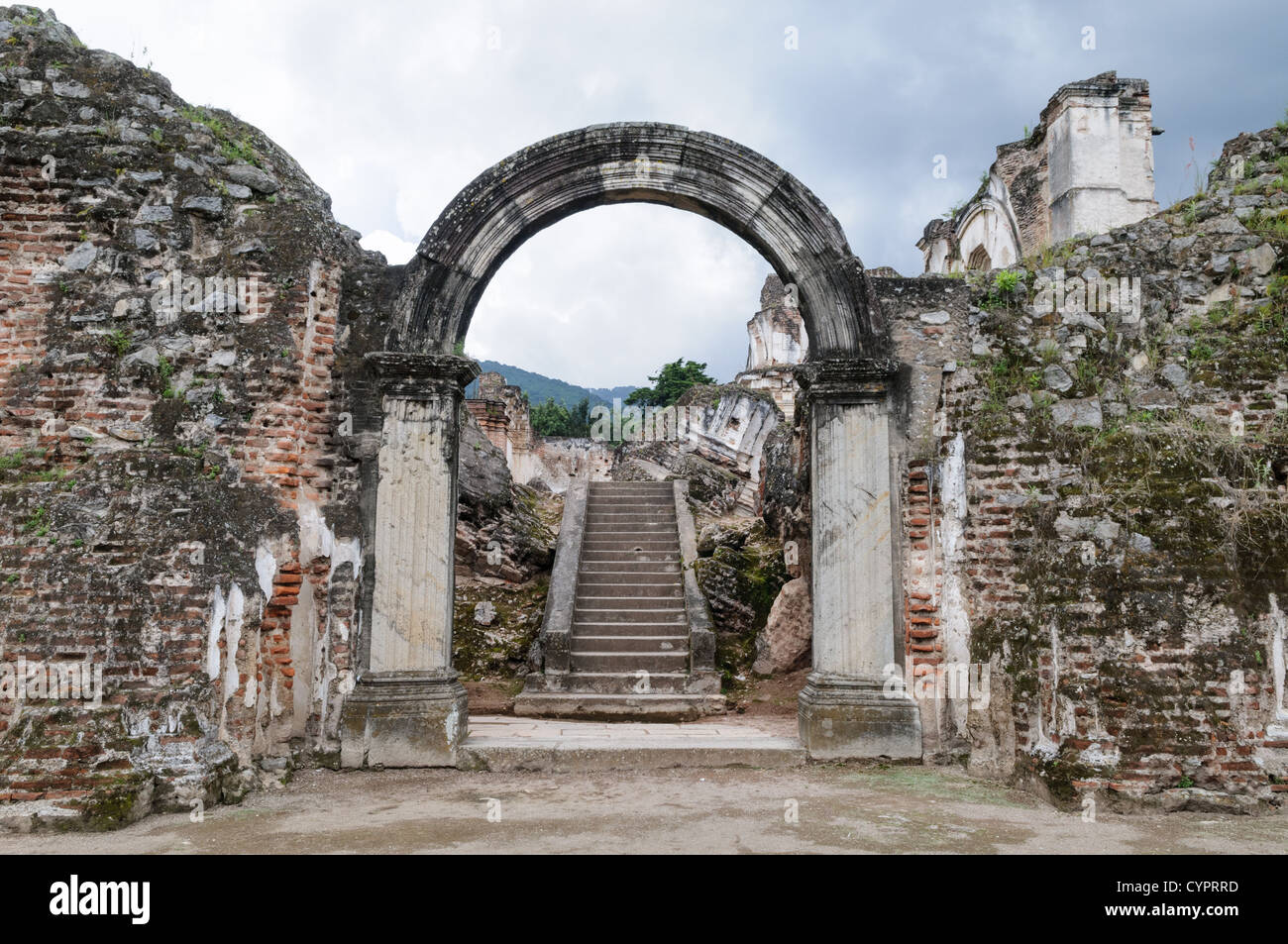 Iglesia y Convento de la Recolección Ruins Archway Antigua Guatemala // ANTIGUA GUATEMALA, Guatemala — escaliers et arcades sur les ruines de l'Iglesia y Convento de la Recolección à Antigua, Guatemala. L'église a été détruite par le tremblement de terre de 1773. Banque D'Images