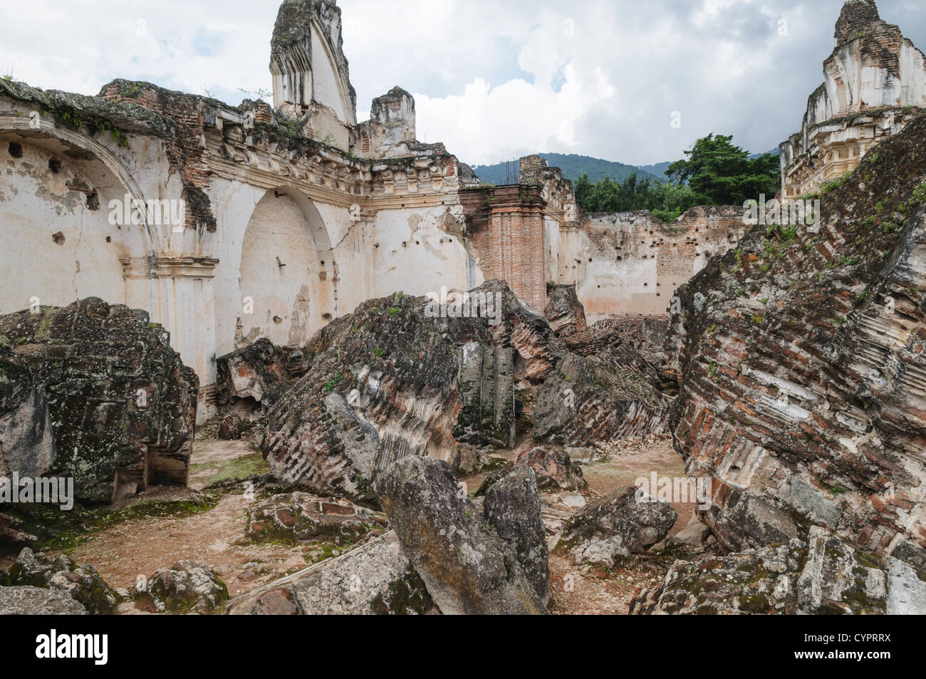 Iglesia y Convento de la Recolección Ruins Antigua Guatemala // ANTIGUA GUATEMALA, Guatemala — énormes blocs de maçonnerie sur les ruines de l'Iglesia y Convento de la Recolección à Antigua, Guatemala. L'église a été détruite par le tremblement de terre de 1773. Banque D'Images