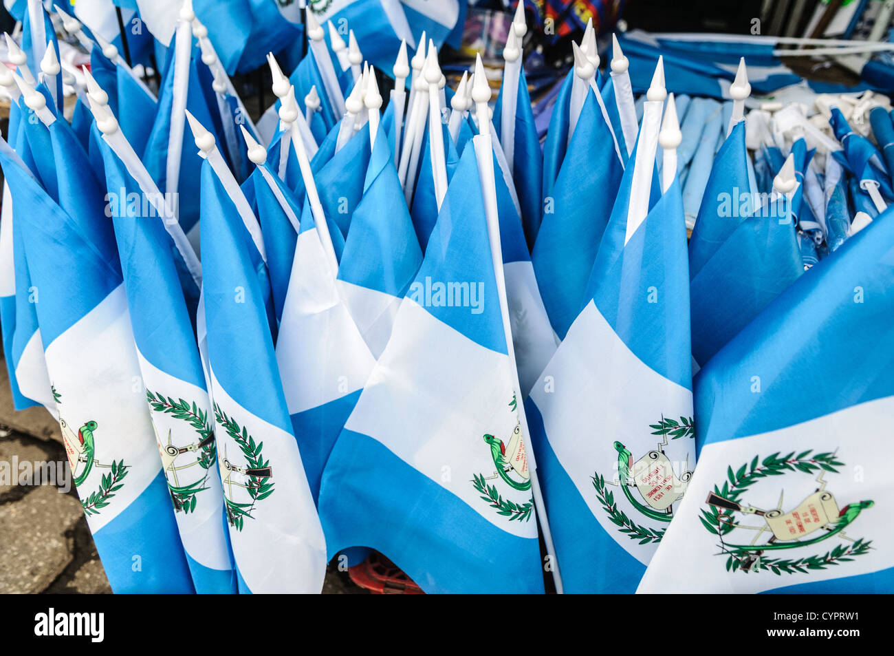 ANTIGUA GUATEMALA, Guatemala — Un groupe de petits drapeaux nationaux bleus et blancs guatémaltèques en vente sur un marché pour le jour de l'indépendance guatémaltèque. Banque D'Images