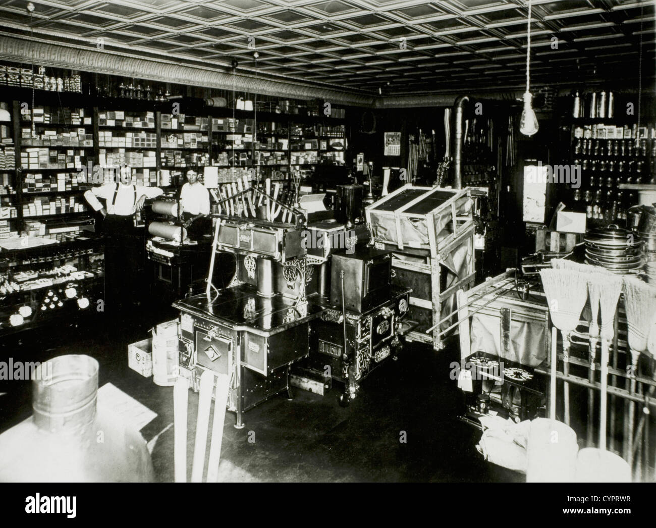 Deux employés de magasin général, USA, vers 1900 Banque D'Images