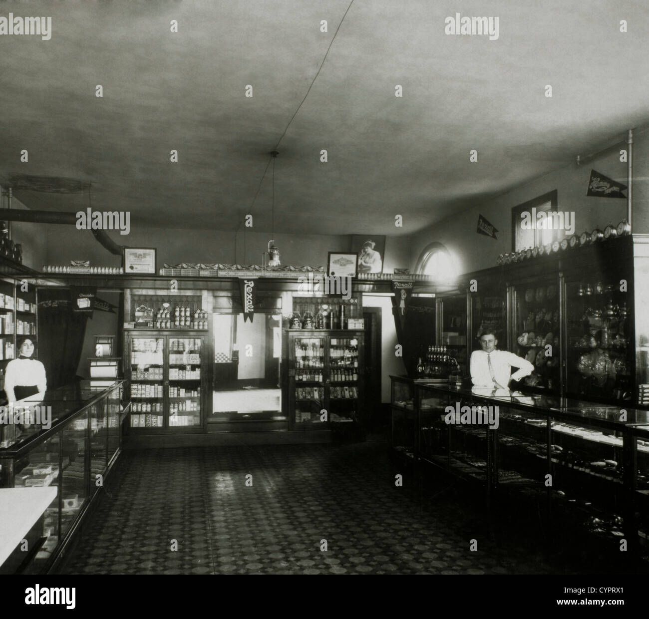 Deux employés en pharmacie, USA, vers 1900 Banque D'Images