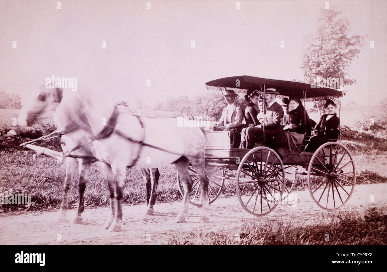 Groupe de personnes dans en chariot, New York, USA, vers 1900 Banque D'Images