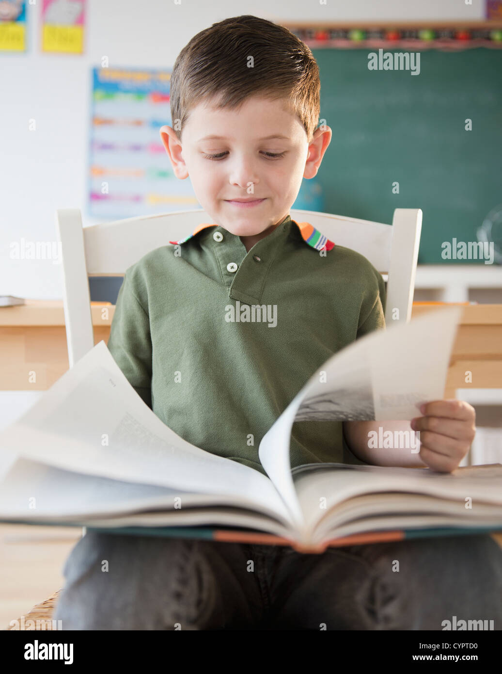 Woman Reading book in classroom Banque D'Images