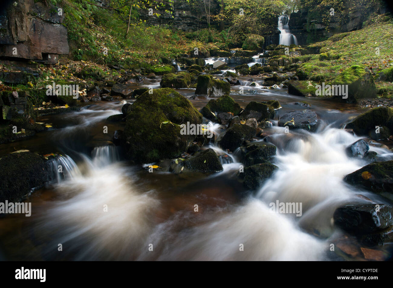 Cascades le long de la maison Scarr B6270 dans Swaledale entre Thwaite et Muker. Banque D'Images